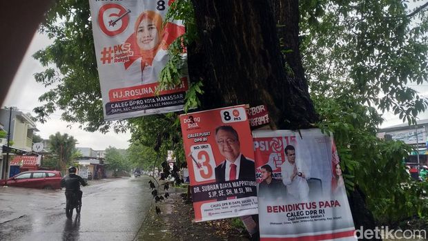 Baliho caleg mejeng di pohon di ruas Jalan Inspeksi PAM Timur Makassar.