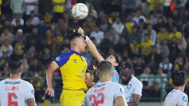 Arema FC bakal bersua Barito Putera pada malam ini. Berikut susunan pemain kedua tim yang telah dirilis.