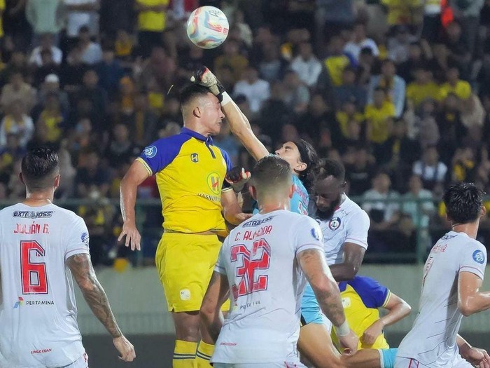 Arema FC bakal bersua Barito Putera pada malam ini. Berikut susunan pemain kedua tim yang telah dirilis.