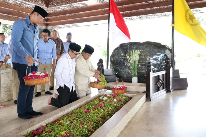 Calon Presiden Koalisi Indonesia Maju (KIM), Prabowo Subianto mengisi waktu kampanye dengan berkegiatan di kota kelahiran Bung Karno, Blitar, Minggu (17/12). Kegiatan Prabowo dimulai dengan melakukan ziarah dan doa di Makam Bung Karno yang kemudian dilanjutkan dengan menghadiri deklarasi Gerakan Masyarakat (GEMA) Perhutanan Sosial Indonesia di Stadion Soekarno Hatta, Blitar.