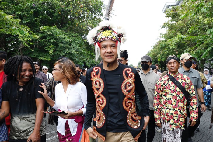 Calon Presiden nomor urut 3 Ganjar Pranowo mengikuti Kirab Budaya Nitilaku yang digelar di UGM, Sleman, Daerah Istimewa Yogyakarta (DIY). Hal ini dalam rangka menyambut Dies Natalis Universitas Gadjah Mada (UGM) ke-74.