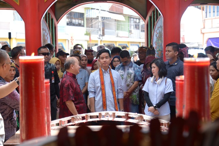 Calon Wakil Presiden nomor urut 2 Gibran Rakabuming Raka mengunjungi Kota Singkawang, Kalimantan Barat. Ia menyebut kerukunan beragama di Kota Singkawang menjadi inspirasi bagi usaha menjaga keragaman dan toleransi.