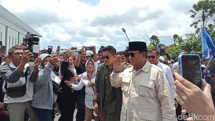 Calon Presiden (capres) nomor urut 02 Prabowo Subianto berziarah ke Makam Bung Karno di Blitar, Minggu (17/12/2023). Prabowo hadir tanpa didampingi cawapresnya, yakni Gibran Rakabuming Raka.