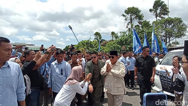 Calon Presiden (capres) nomor urut 02 Prabowo Subianto berziarah ke Makam Bung Karno di Blitar, Minggu (17/12/2023). Prabowo hadir tanpa didampingi cawapresnya, yakni Gibran Rakabuming Raka.