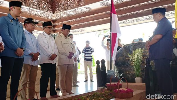 Calon Presiden (capres) nomor urut 02 Prabowo Subianto berziarah ke Makam Bung Karno di Blitar, Minggu (17/12/2023). Prabowo hadir tanpa didampingi cawapresnya, yakni Gibran Rakabuming Raka.
