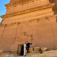 Pesepak bola Cristiano Ronaldo dan istrinya Georgina Rodriguez liburan ke AlUla, Arab Saudi. Inilah potret mereka di situs Hegra yang menjadi Situs Warisan Dunia Unesco pertama di Arab Saudi. Foto: (Instagram/Cristiano Ronaldo)