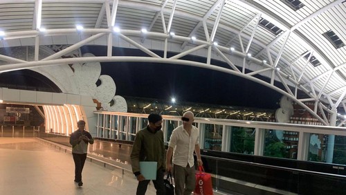 Petugas Rudenim Denpasar mengawal DJB di Bandara Internasional Ngurah Rai, Sabtu (16/12/2023). (Humas Imigrasi Ngurah Rai)