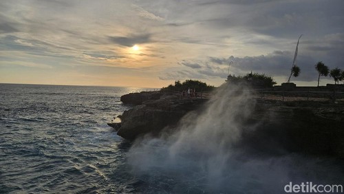 Devils Tears berada di Pulau Nusa Lembongan, Kecamatan Nusa Penida, Sabtu (16/12/2023). (Putu Krista/detikBali)
