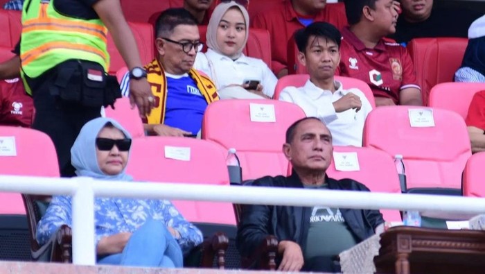 Edy Rahmayadi bersama istri menyaksikan laga Sriwijaya vs PSMS (Dok. Instagram @edy_rahmayadi)