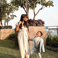 Tampil simpel dengan rambut panjang yang dibiarkan terurai dan riasan wajah natural, adik mendiang Bibi Ardiansyah itu terlihat cantik. Penampilannya itu kemudian dilengkapi dengan heels berwarna nude. Foto: Instagram/@fuji_an