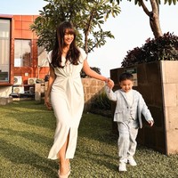 Tak kalah mencuri atensi, penampilan Gala yang semakin tampan dan imut juga bikin salfok. Mengenakan turtle neck putih dipadukan dengan setelan jas kotak-kotak dan sepatu putih, penampilan Gala terlihat stylish. Foto: Instagram/@fuji_an