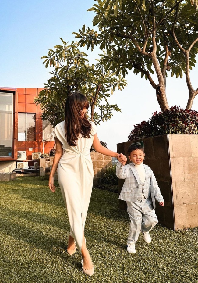 Dari foto-foto yang dibagikan memang terlihat jika Fuji begitu dekat dengan Gala. Bahkan Fuji sampai disebut-sebut terlihat seperti mahmud yanh cantik. Foto: Instagram/@fuji_an