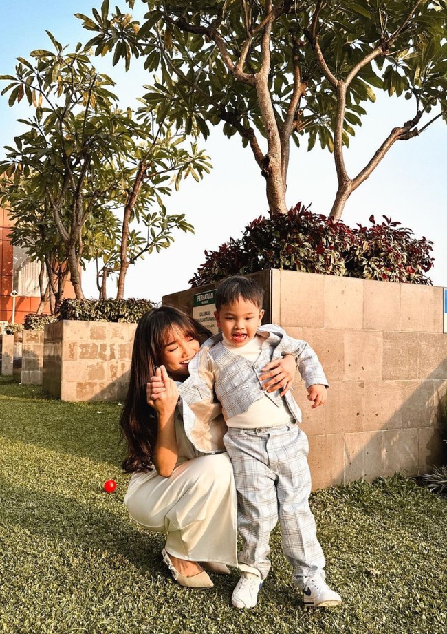 Unggahan Fuji itu banyak mendapat komentar pujian dari netizen. Tak sedikit yang memuji penampilan keduanya. Fuji disebut bak Eonni, sementara Gala seperti Oppa Korea. Foto: Instagram/@fuji_an