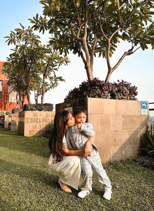 Kini sudah semakin besar, Gala memang terlihat sudah semakin pintar berpose di depan kamera. Ia juga kerap memamerkan ekspresi-ekspresi kocaknya yang tak kalah bikin gemas. Foto: Instagram/@fuji_an