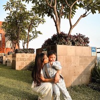 Kini sudah semakin besar, Gala memang terlihat sudah semakin pintar berpose di depan kamera. Ia juga kerap memamerkan ekspresi-ekspresi kocaknya yang tak kalah bikin gemas. Foto: Instagram/@fuji_an