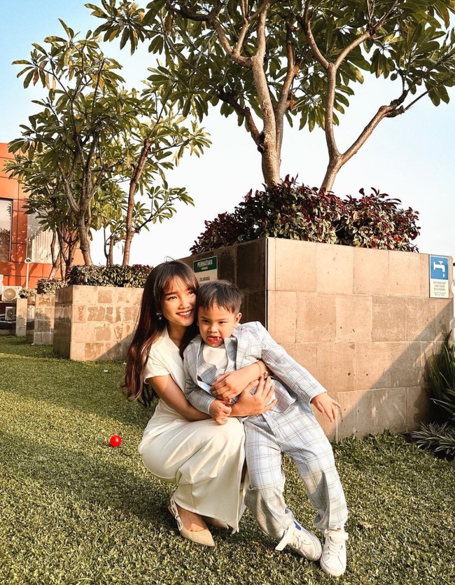 Setelah kepergian mendiang Bibi Ardiansyah dan Vanessa Angel, Fuji memang sudah menjadi seperti layaknya ibu pengganti bagi Gala. Tak heran jika keduanya tampak begitu dekat dan kompak. Foto: Instagram/@fuji_an