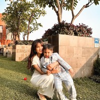 Setelah kepergian mendiang Bibi Ardiansyah dan Vanessa Angel, Fuji memang sudah menjadi seperti layaknya ibu pengganti bagi Gala. Tak heran jika keduanya tampak begitu dekat dan kompak. Foto: Instagram/@fuji_an