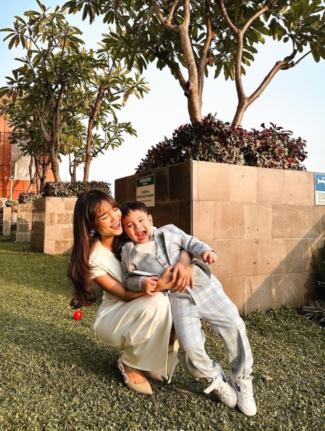 Pasangan tante dan keponakan itu juga selalu terlihat kompak. Lihat saja gaya keduanya dalam foto yang satu ini. Foto: Instagram/@fuji_an