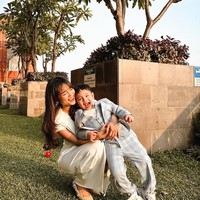 Pasangan tante dan keponakan itu juga selalu terlihat kompak. Lihat saja gaya keduanya dalam foto yang satu ini. Foto: Instagram/@fuji_an