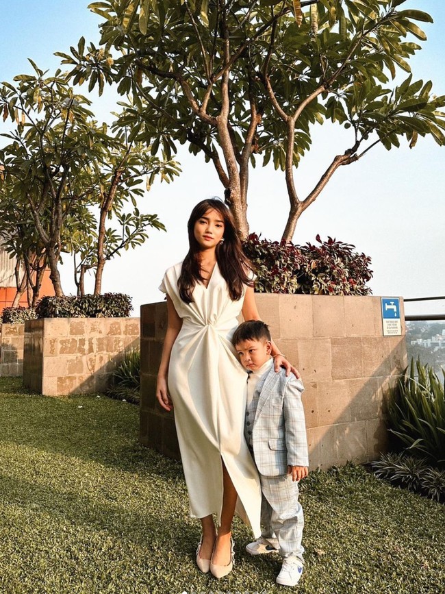 Fuji terlihat mengajak serta keponakannya, Gala Sky untuk hadir di acara ulang tahun anak Sule dan Nathalie Holscher, Adzam. Keduanya tampil menawan dan rapi. Fuji mengenakan dress putih, sementara Gala mengenakan setelan jas. Foto: Instagram/@fuji_an