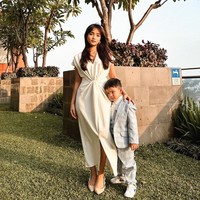 Fuji terlihat mengajak serta keponakannya, Gala Sky untuk hadir di acara ulang tahun anak Sule dan Nathalie Holscher, Adzam. Keduanya tampil menawan dan rapi. Fuji mengenakan dress putih, sementara Gala mengenakan setelan jas. Foto: Instagram/@fuji_an