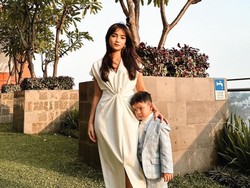 8 Potret Gala Sky Bareng Fuji, Makin Ganteng & Imut Pakai Jas