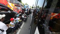 Gambir Sempat Macet Imbas Aksi Pro Palestina, Bule-Motor Tembus Kerumunan