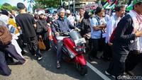 Sebagian pesepeda motor pun ada yang menembus kerumunan massa.