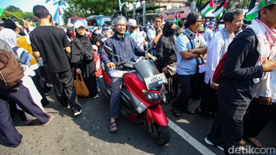 Gambir Sempat Macet Imbas Aksi Pro Palestina, Bule-Motor Tembus Kerumunan