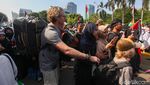 Gambir Sempat Macet Imbas Aksi Pro Palestina, Bule-Motor Tembus Kerumunan