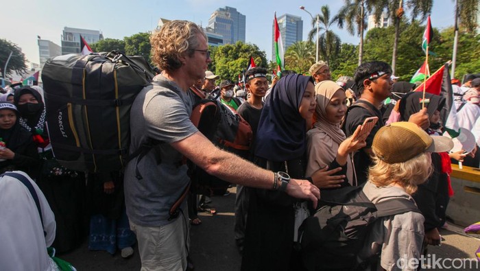 Gambir Sempat Macet Imbas Aksi Pro Palestina, Bule-Motor Tembus Kerumunan Gambir Sempat Macet Imbas Aksi Pro Palestina, Bule-Motor Tembus Kerumunan