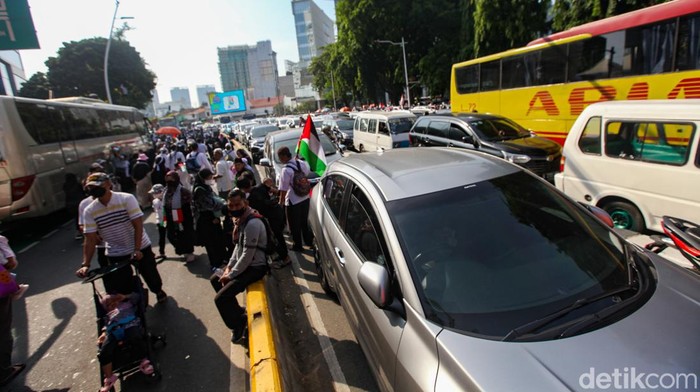Gambir Sempat Macet Imbas Aksi Pro Palestina, Bule-Motor Tembus Kerumunan Gambir Sempat Macet Imbas Aksi Pro Palestina, Bule-Motor Tembus Kerumunan