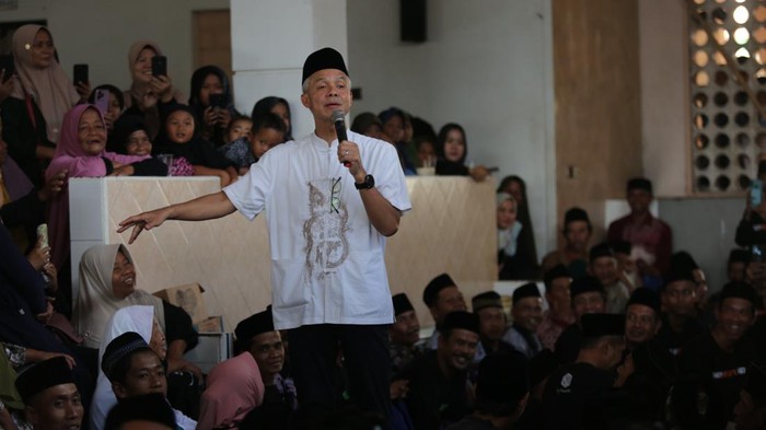 Berkunjung ke Magelang, Jawa Tengah, Capres Ganjar Pranowo sempat menyambangi pesantren Darussalam Watucongol.
