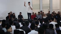 Ganjar memberikan motivasi kepada santri dan santriwati untuk bisa berkembang dan maju.