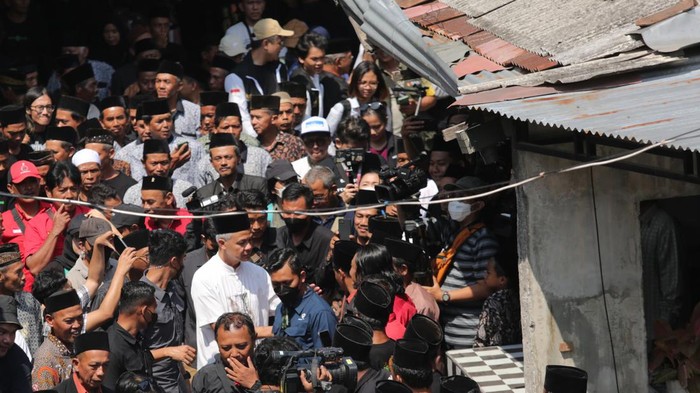Berkunjung ke Magelang, Jawa Tengah, Capres Ganjar Pranowo sempat menyambangi pesantren Darussalam Watucongol.