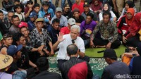 Ganjar berdialog dengan petani guna mendengarkan keluhkesah dan memberikan perhatian khusus pada masalah subsidi pupuk dan irigasi.