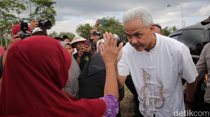 Ganjar Duduk Bareng Petani di Magelang
