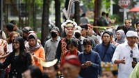 Disana Ganjar terlihat mengenakan pakaian adat Dayak.