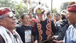 Ganjar Kenakan Pakaian Adat Dayak di UGM