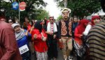 Ganjar Kenakan Pakaian Adat Dayak di UGM