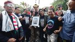 Ganjar Kenakan Pakaian Adat Dayak di UGM