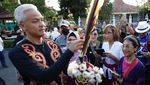 Ganjar Kenakan Pakaian Adat Dayak di UGM