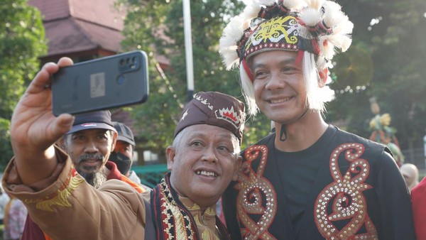 Ganjar Kenakan Pakaian Adat Dayak di UGM