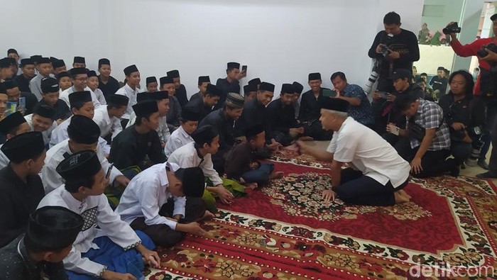 Ganjar mengunjungi Ponpes Darussalam, Watucongol, Muntilan, Magelang, Minggu (17/12/2023).