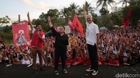 Suasana saat Ganjar menemui para relawan di Desa Candirejo, Borobudur, Magelang, Jawa Tengah, Minggu (17/12/2023).
