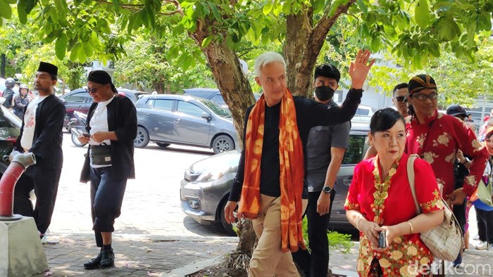 Ganjar Pranowo di kompleks UGM, Minggu (17/12/2023).