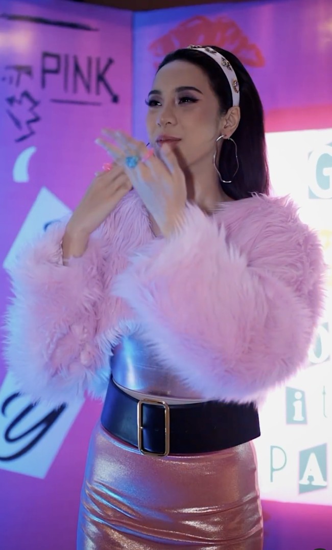 Ia mengunggah video kolase momen spesial tersebut di Instagram dengan latar lagu instrumen ‘Barbie Girl’. Tampak model dan atkris itu memakai crop-top pink mengilap dan rok mini yang dipadu dengan oversized belt hitam. (Foto: Instagram/@anyageraldine)