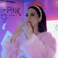 Ia mengunggah video kolase momen spesial tersebut di Instagram dengan latar lagu instrumen ‘Barbie Girl’. Tampak model dan atkris itu memakai crop-top pink mengilap dan rok mini yang dipadu dengan oversized belt hitam. (Foto: Instagram/@anyageraldine)