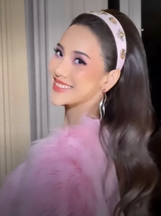 Riasan wajah maksimal turut menyempurnakan penampilannya. Anting hoops berukuran besar dan bandana pink juga makin memaksimalkan gayanya. (Foto: Instagram/@anyageraldine)