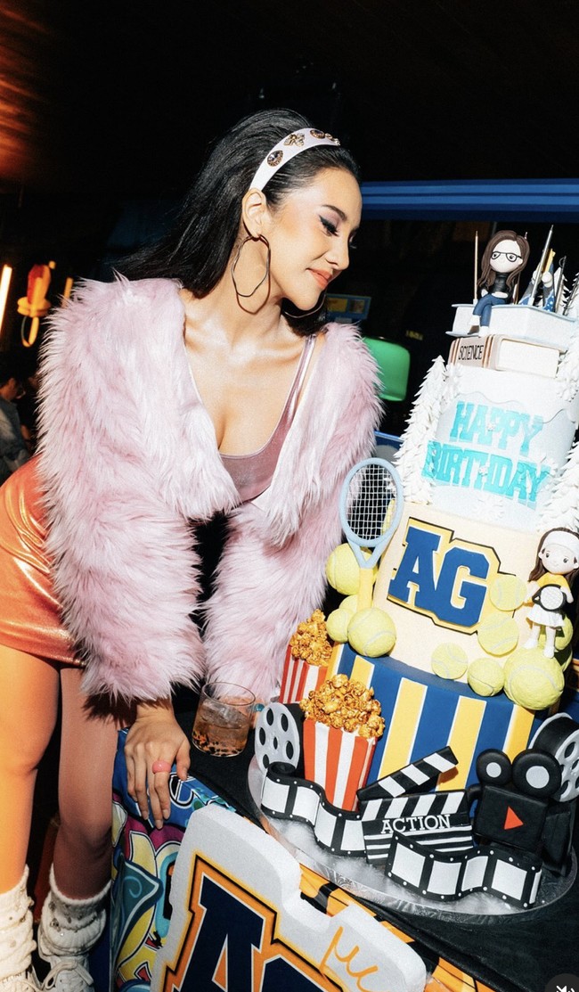 Gayanya turut dilengkapi dengan crop-jacket berbulu. Bintang film ‘Gampang Cuan’ itu juga mengandalkan sepasang sneakers retro yang dipadu kaus kaki panjang. (Foto: Instagram/@anyageraldine)